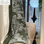 rideau occultant vert foncé motif fleurs blanches classique tringle salon chambre maison