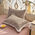 housse coussin léopard dentelle maison lit hospitalière polyester respectueux environnement classique romantique