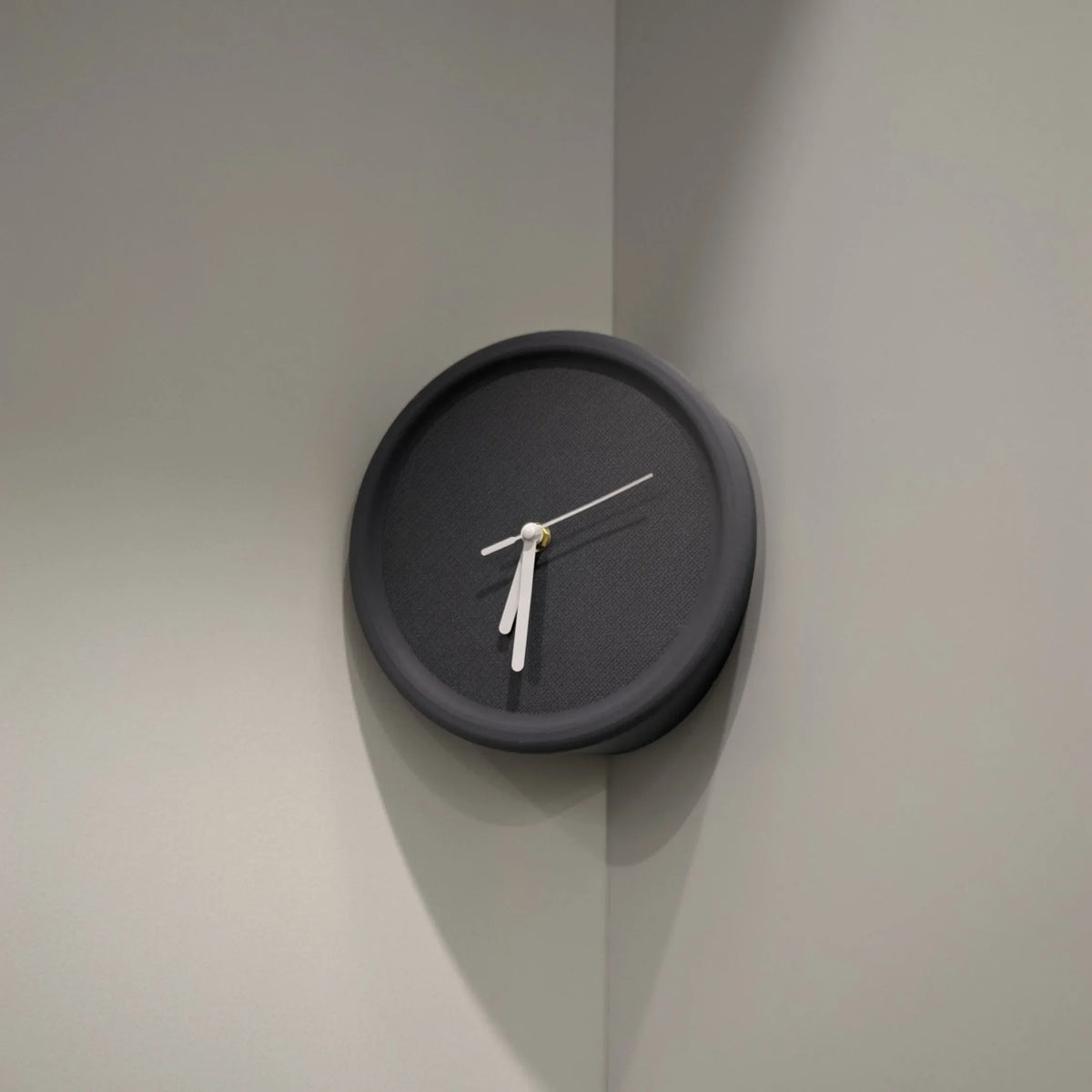 horloge murale moderne simple bleu rouge noir aiguille sans tic tac minimaliste salon