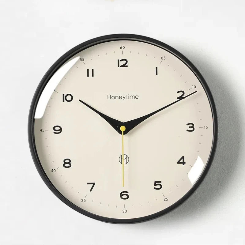 horloge murale quartz aiguille sourdine salon minimaliste visage unique fond blanc numéros noirs cadre