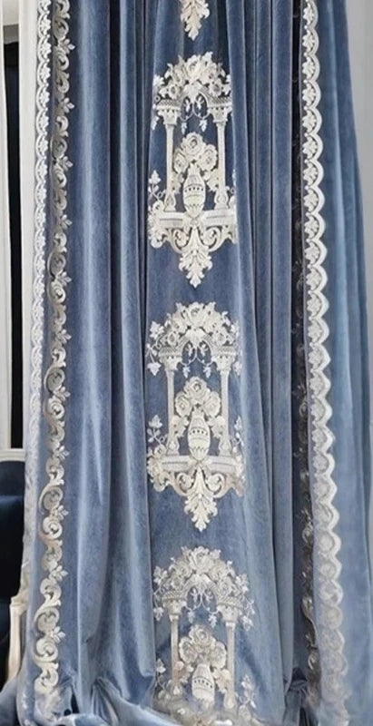 rideau velours bleu broderie blanche occultant salon chambre classique luxe décoration intérieure