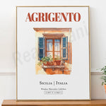 Une fenêtre en bois avec des volets bleus dans une ville italienne, Agrigento, avec des plantes sur le rebord de fenêtre.