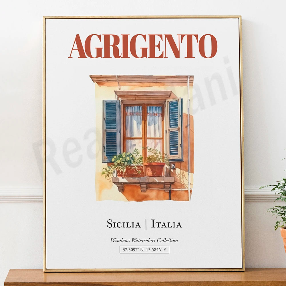 Une fenêtre en bois avec des volets bleus dans une ville italienne, Agrigento, avec des plantes sur le rebord de fenêtre.