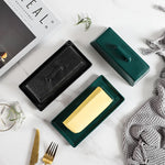 Beurrier en céramique blanc avec couvercle, design élégant pour décoration intérieure