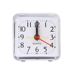 horloge carrée classique aiguilles numéros blanc rose bleu points verts pieds analogique