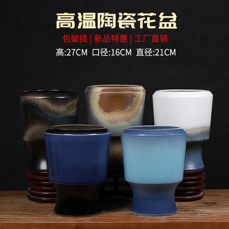 Ensemble de pots de fleurs décoratifs en céramique de diverses tailles et couleurs, y compris du noir, du bleu et du blanc, avec des textures irisées et mates.