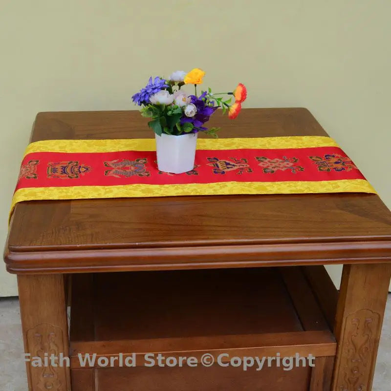 nappe decorative tibetaine symbols fleurs brodees tissu satin couleur jaune rouge bleu traditionnelle asiatique
