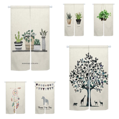 Rideau de porte en lin style japonais avec motifs plantes suspendu dans une cuisine