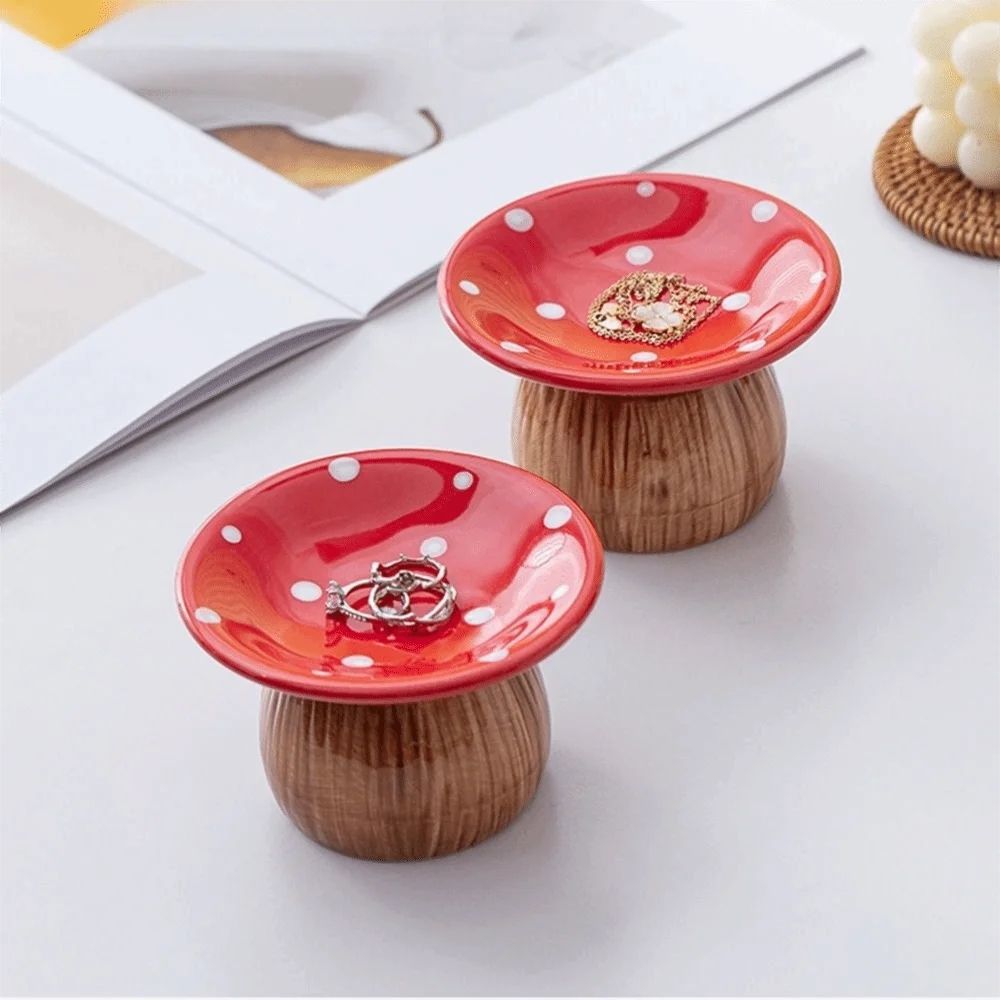 support bijoux forme champignon couleur rouge blanc texture bois moderne élégant bracelet bague montre