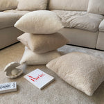 coussin fourrure douce beige clair moderne 45x45cm respectueux environnement fixé boîte parfum livre