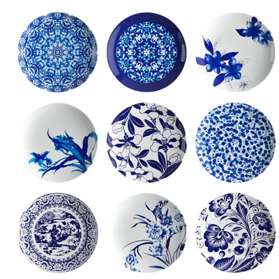 Assiette murale en céramique blanche et bleue suspendue sur un mur blanc