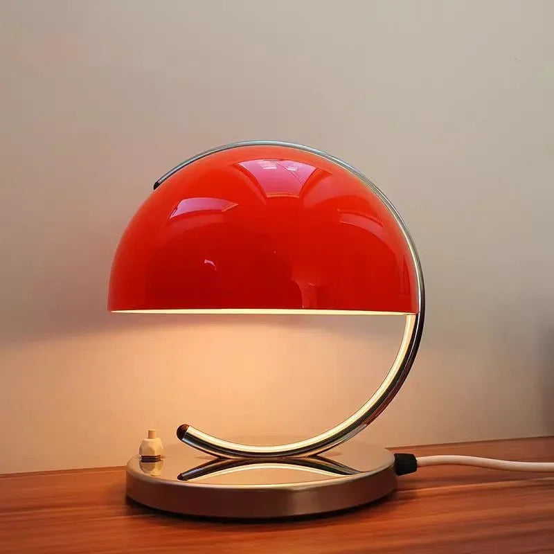 Lampe de table orange minimaliste dans un salon moderne