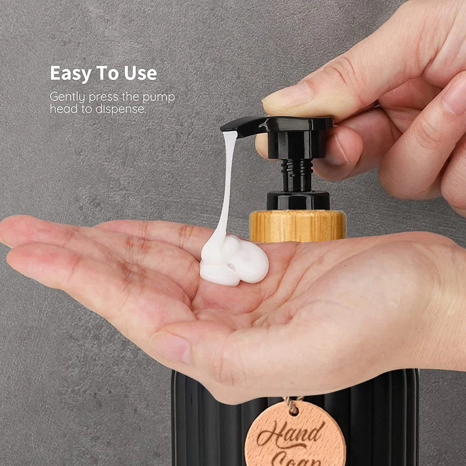 distributeur savon liquide noir blanc rayures moderne pompe pression étiquette bois savon shampoo conditioner