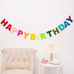 décoration anniversaire guirlande happy birthday fanions multicolores pompons festifs table cupcakes