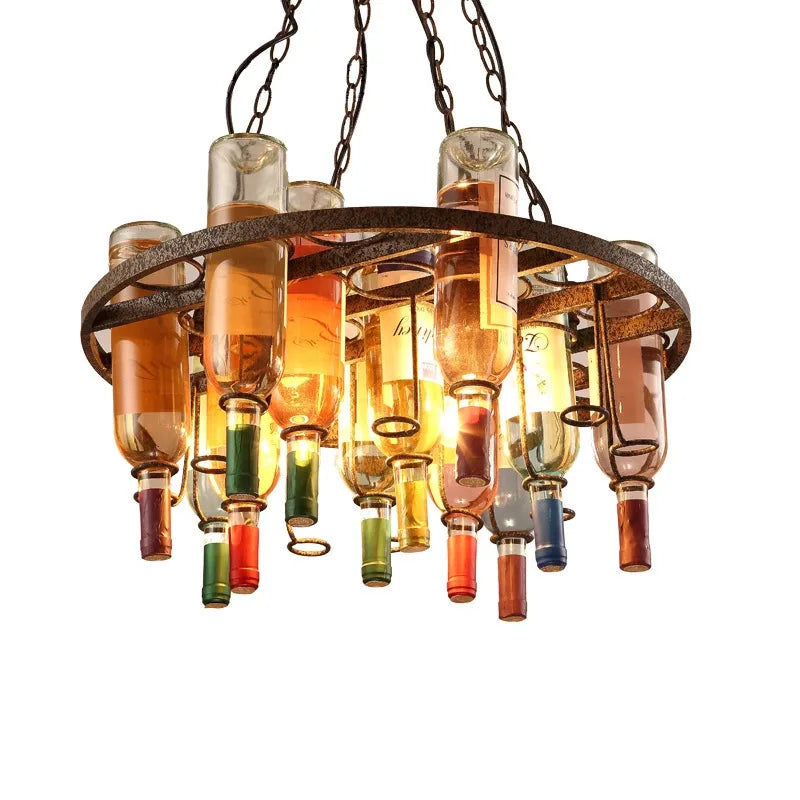 lampe suspendue multicolore bouteilles vin industriel ampoules chaînes métalliques rouges vertes bleues orangées