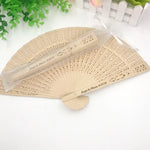 ventilateurs pliants bois naturel motifs ajourés personnalisés mariage invités décoration événement traditionnel champêtre