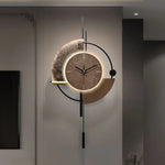 Horloge murale LED allumée dans un salon moderne