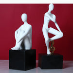 statues décoratives minimalistes figures humaines stylisées blanc noir élément doré moderne abstrait