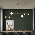 Suspension plafond moderne en verre et métal bleu éclairant une table de cuisine