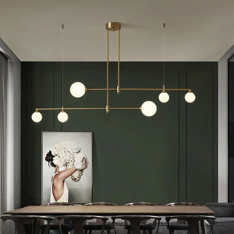 Suspension plafond moderne en verre et métal bleu éclairant une table de cuisine