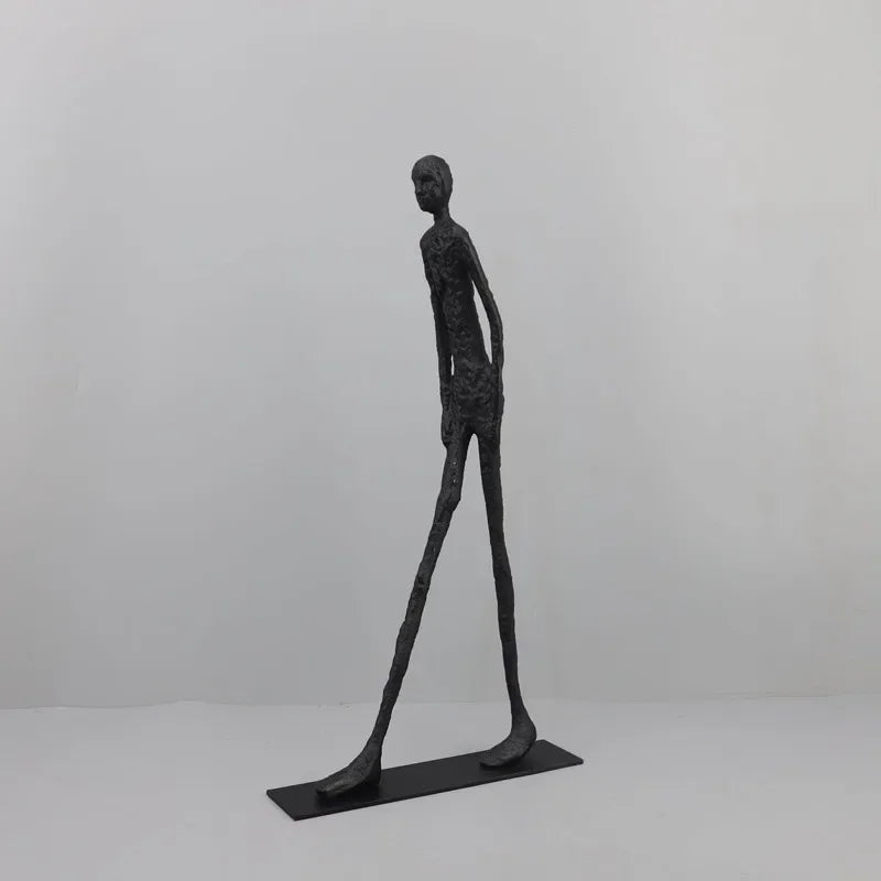 sculpture humaine noire contemporaine texture rugueuse détails sculpturaux base plate minimaliste ornement