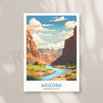 Une scène pittoresque de paysage désertique de l'Arizona avec des falaises rocheuses, une rivière turquoise et un ciel bleu avec des nuages colorés.