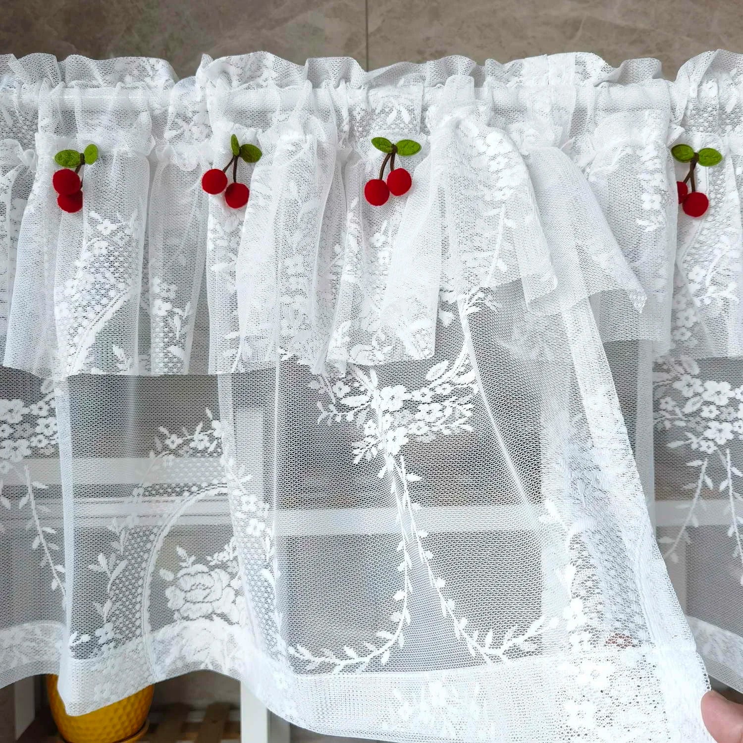 Rideau en tulle blanc diffusant la lumière naturelle dans une chambre
