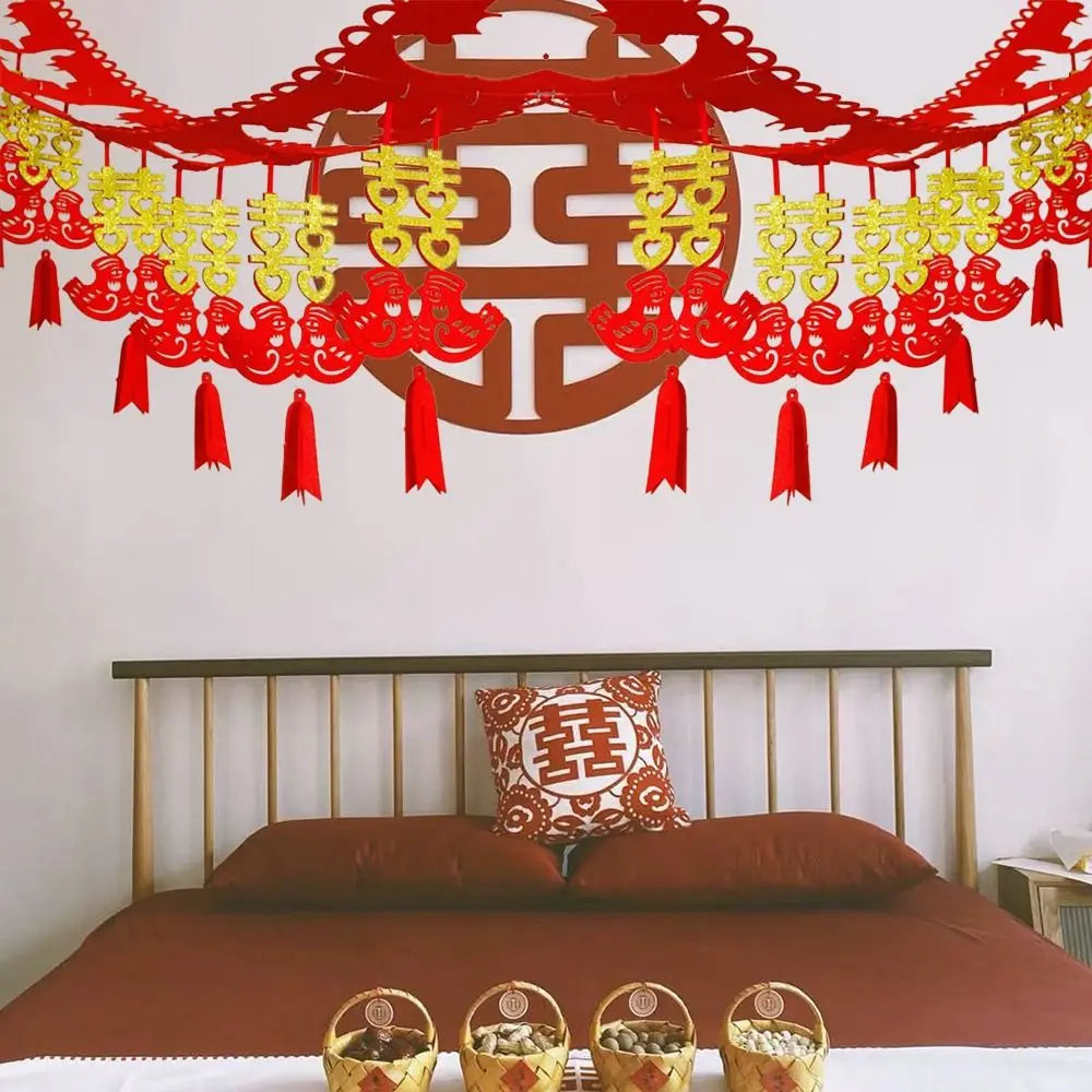 décoration mariage chinois motif double bonheur rouge or papier texturé éléments ajourés pompons rouges