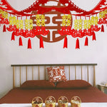 décoration mariage chinois motif double bonheur rouge or papier texturé éléments ajourés pompons rouges