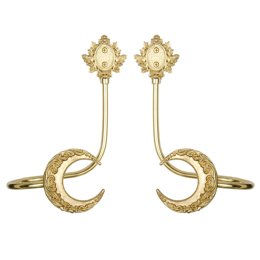 Boucles d'oreilles dorées ornées de motifs floraux et de formes géométriques.