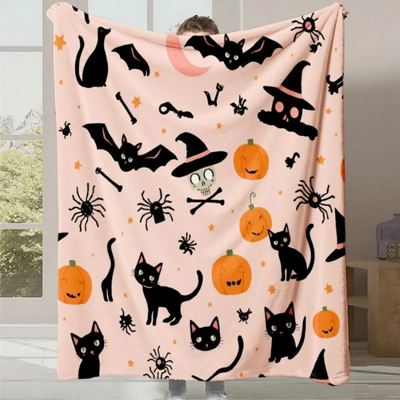 Couverture Halloween rose avec des motifs noirs de chats, chauves-souris, citrouilles et autres éléments d'Halloween.
