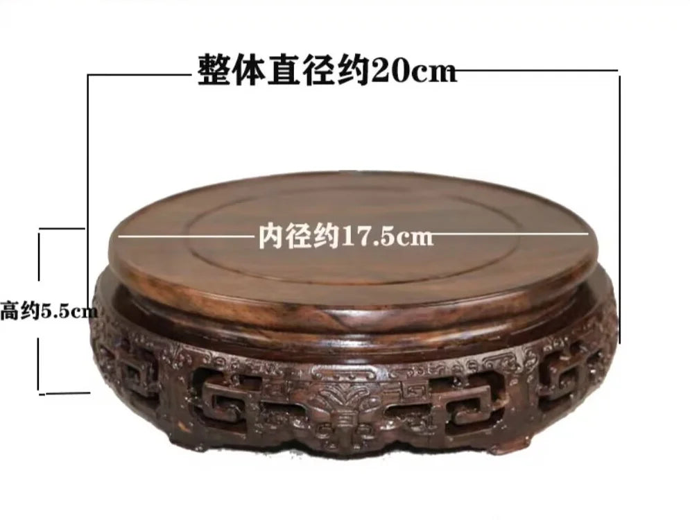 support circulaire bois sculpté artisanal traditionnel marron foncé détails complexes vase plantes décoration maison