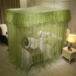 Un lit à baldaquin élégant avec des rideaux verts pastel ornés de dentelle, créant une atmosphère romantique et feutrée dans la chambre.