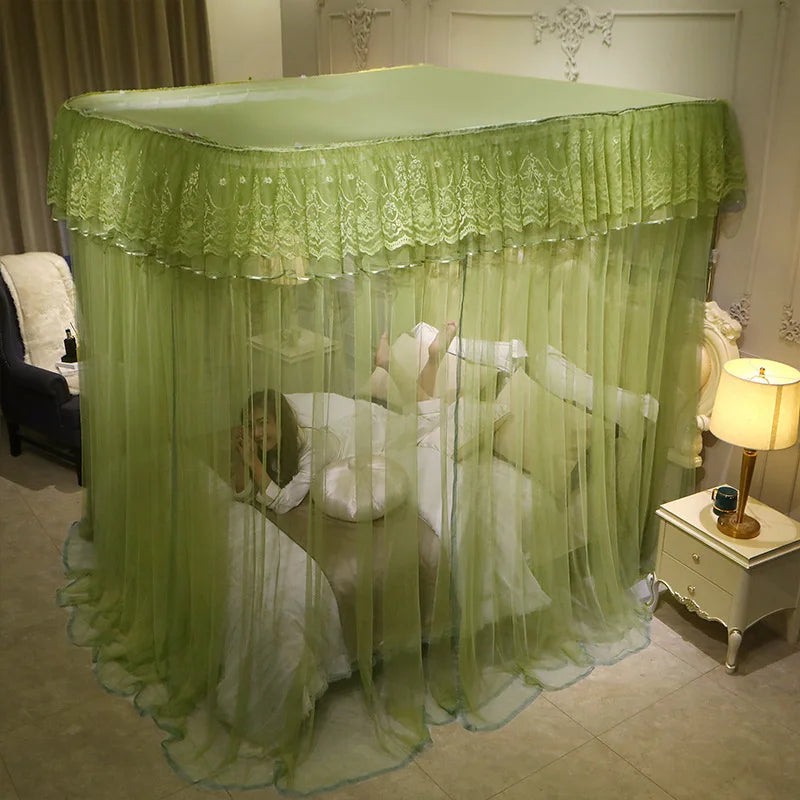 Un lit à baldaquin élégant avec des rideaux verts pastel ornés de dentelle, créant une atmosphère romantique et feutrée dans la chambre.