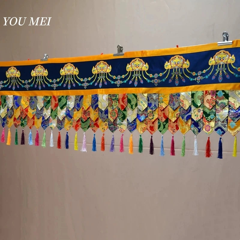 rideau traditionnel artisanal brodé motifs floraux ornement doré couleurs vives clips métalliques