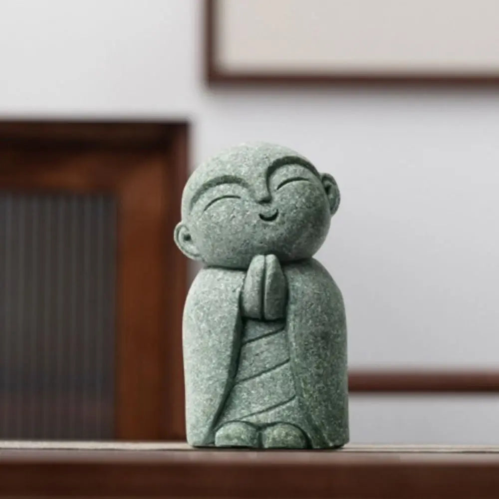 statuette bouddhiste vert clair granitée minimaliste sculptural durable extérieure intérieure ornement jardin porte bonheur