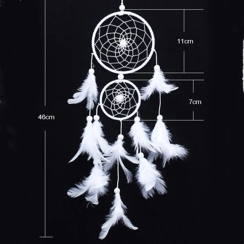 attrape rêves bohème suspendu plumes duvetées filets corde tressée bois blanc bleu violet rose