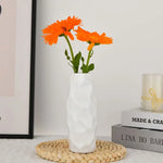Vase résine texturée motif géométrique moderne noir or blanc roses