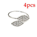 Bague argentée ornée de nombreux cristaux étincelants en forme de goutte d'eau.