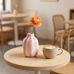 vase porcelaine rose blanc rayures horizontales moderne décoration intérieure arrangement floral maison
