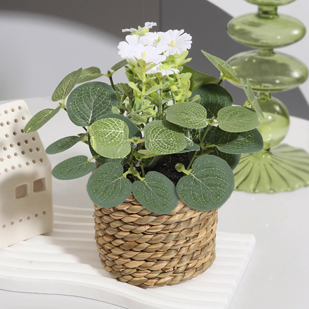 plantes artificielles vertes pot tressé feuilles texturées décoration intérieure rustique blanc marron chambre
