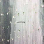 tissu dentelle transparent brodée motifs floraux roses feuilles romantique blanc rose vert