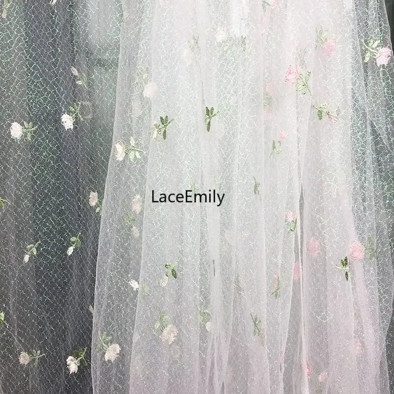tissu dentelle transparent brodée motifs floraux roses feuilles romantique blanc rose vert