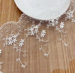 ruban dentelle fleurs blanches broderie fine 14cm largeur polyester opacite eco soluble 2mètres