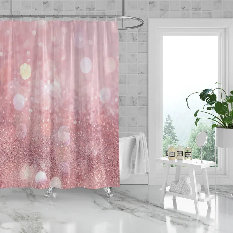 Image représentant un rideau de douche rose, accessoire de salle de bain indispensable, suspendu à une tringle à rideau. Le rideau, qui est un élément de plomberie, ajoute une touche de couleur et de style à la salle de bain. Le ton rose vif du rideau contraste avec les autres accessoires de plomberie et le luminaire de la salle de bain.