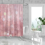 Image représentant un rideau de douche rose, accessoire de salle de bain indispensable, suspendu à une tringle à rideau. Le rideau, qui est un élément de plomberie, ajoute une touche de couleur et de style à la salle de bain. Le ton rose vif du rideau contraste avec les autres accessoires de plomberie et le luminaire de la salle de bain.