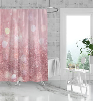 Image représentant un rideau de douche rose, accessoire de salle de bain indispensable, suspendu à une tringle à rideau. Le rideau, qui est un élément de plomberie, ajoute une touche de couleur et de style à la salle de bain. Le ton rose vif du rideau contraste avec les autres accessoires de plomberie et le luminaire de la salle de bain.
