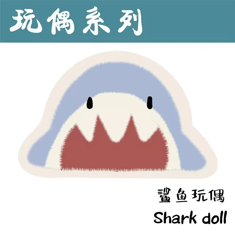 Jouet en forme de requin mignon et pelucheux contre un fond bleu.