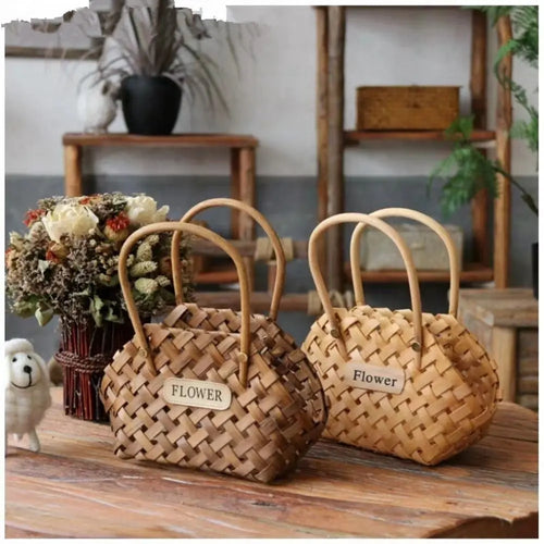 Panier en osier décoratif pour fleurs couleur vert sur table en bois
