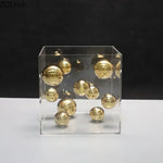 décoration moderne cube transparent boules colorées rouge bleu argent doré minimalistes